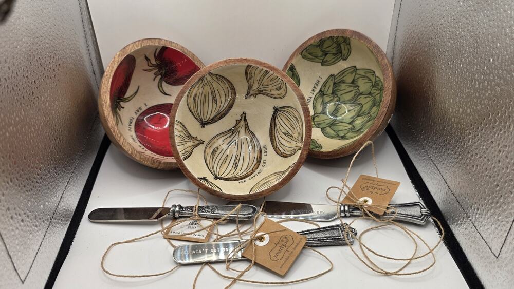 Mud Pie Wooden Bowl Set 3 Veggie Bowls Tomato Onion Artichoke Utensils